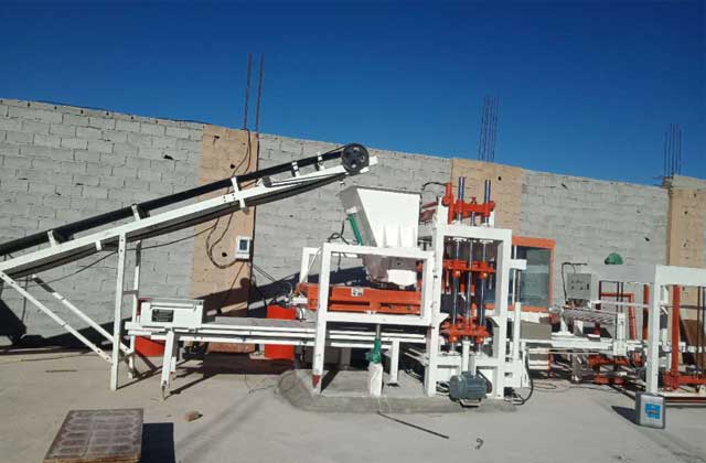 QT4-15 Multi Material Concrete Brick Making Machine Set up in Dominican